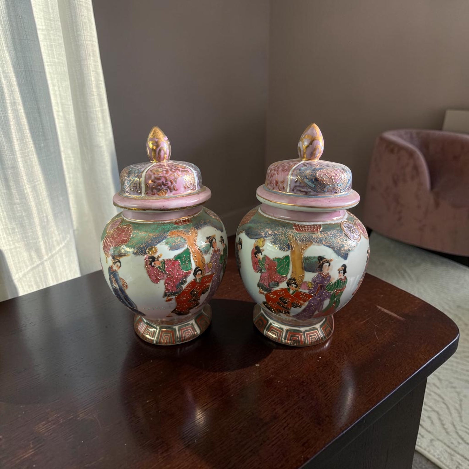 Chinoiserie Lidded Jar with Figurative Artwork – Distinctive Pink Tone