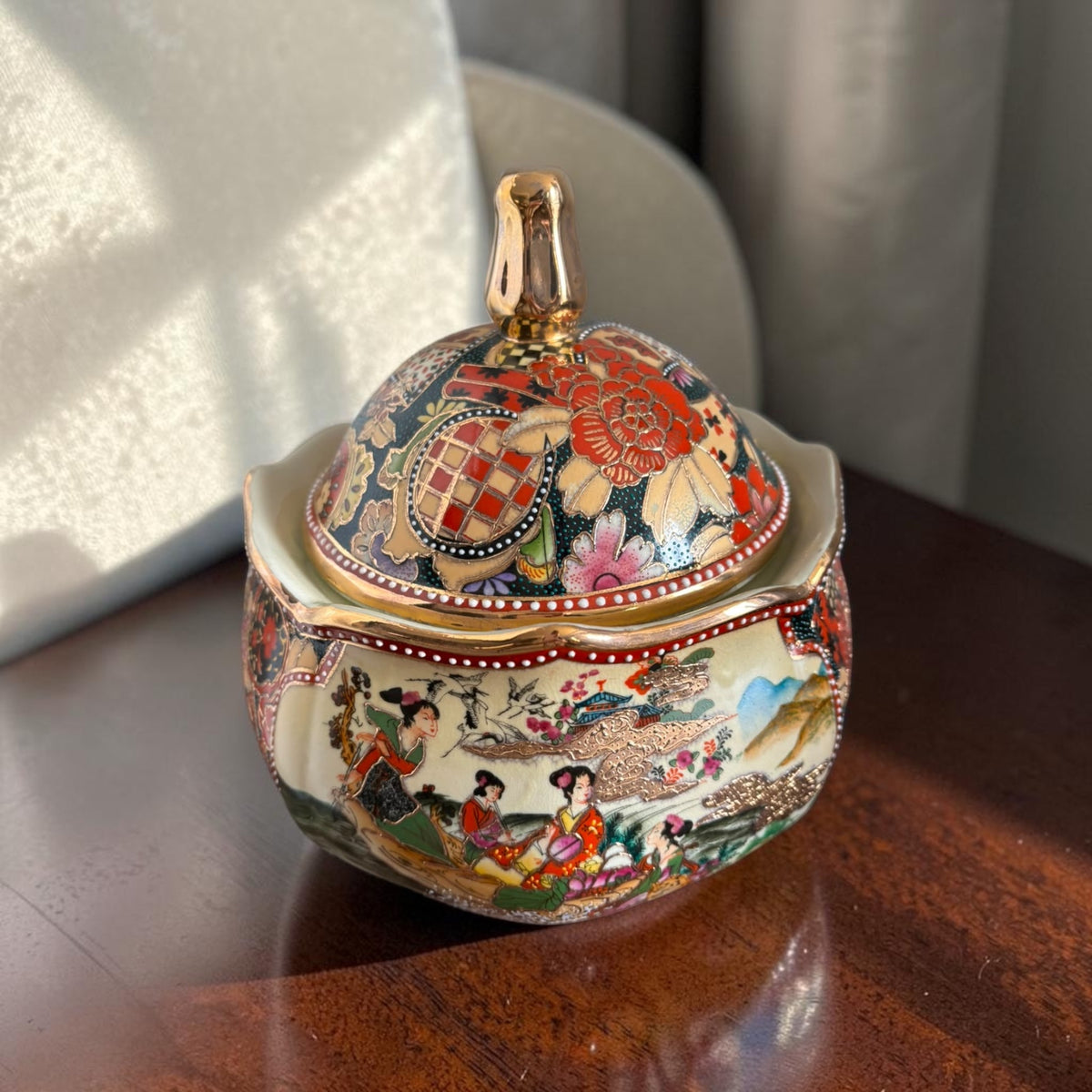 Satsuma Chinoiserie Bonbonnière – Ladies & Floral Motifs