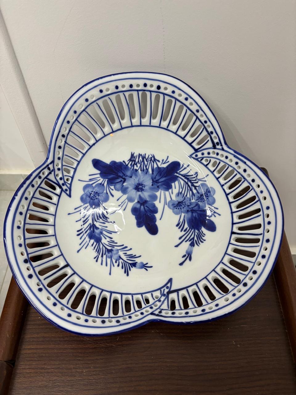 Large Bleu Blanc Porcelain Fruit Plate – Pierced Floral Design