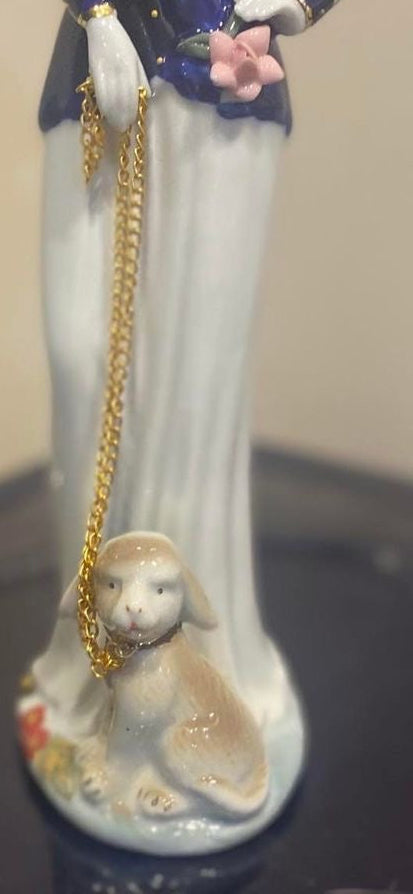 Bleu Blanc Lady Figurine