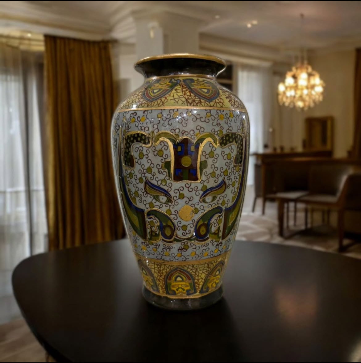 Chinoiserie Art Vase: Ornamental Eastern Elegance