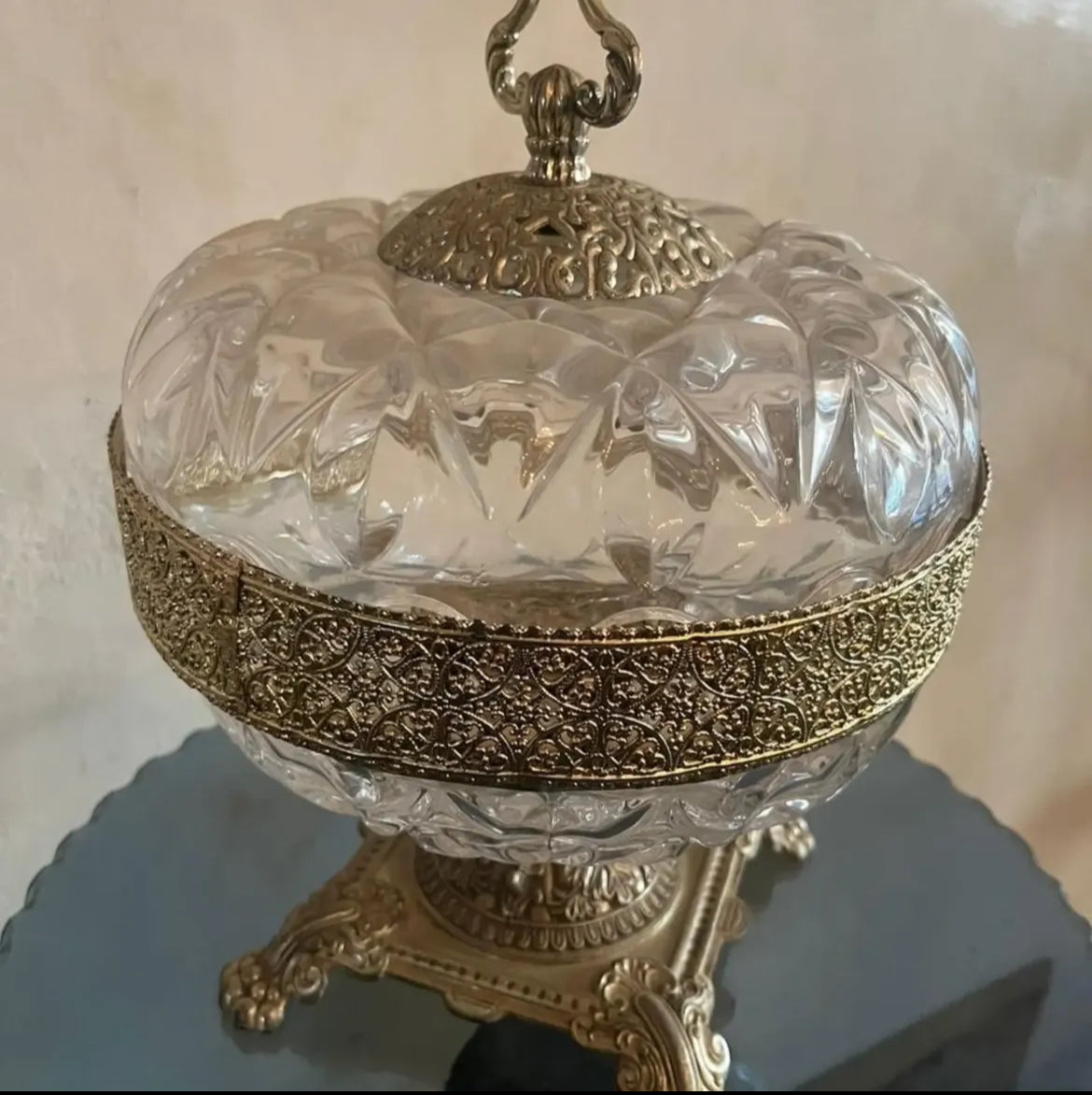 Crystal Bonbonnière: Opulent Elegance Redefined