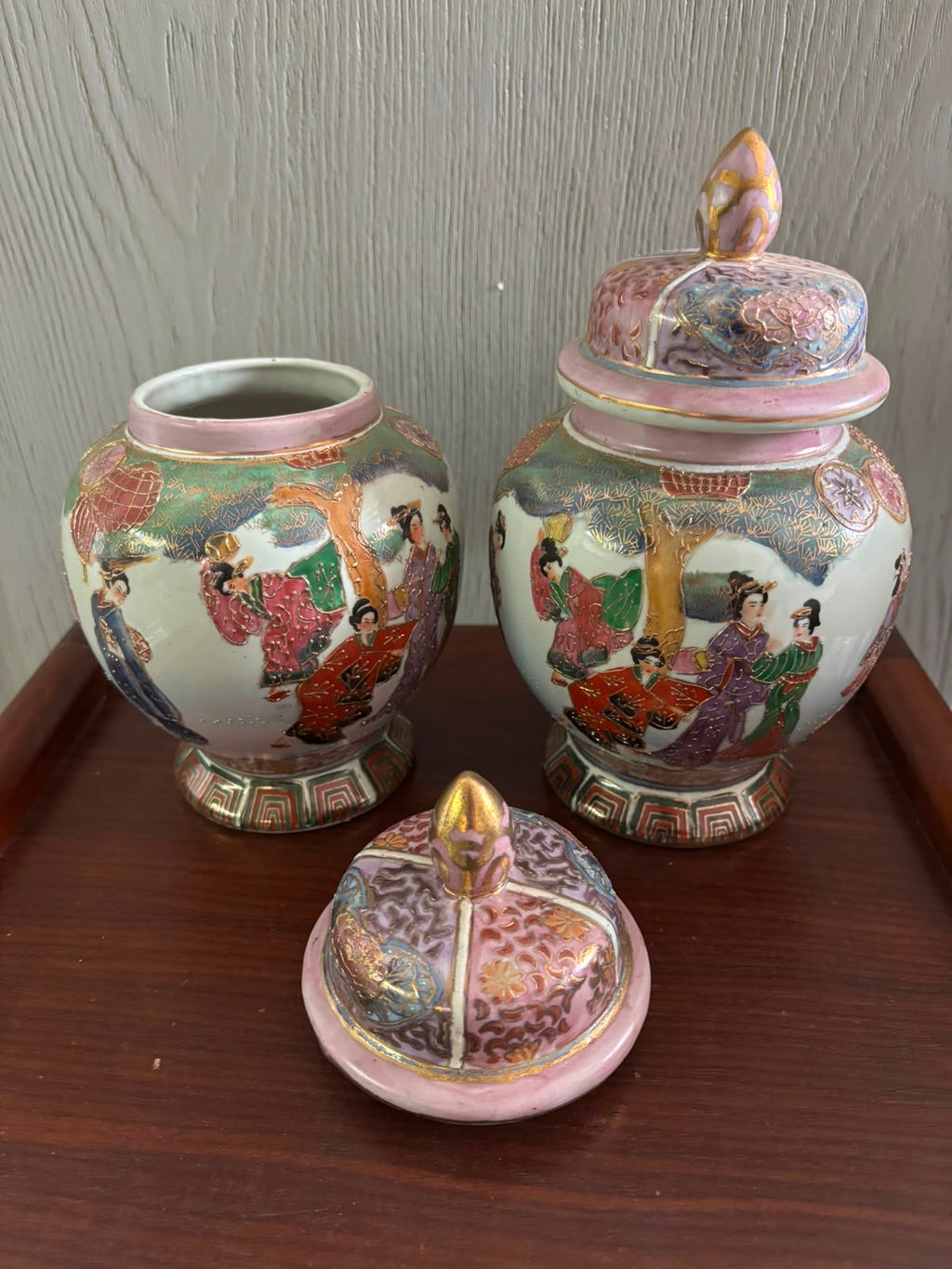 Chinoiserie Lidded Jar with Figurative Artwork – Distinctive Pink Tone