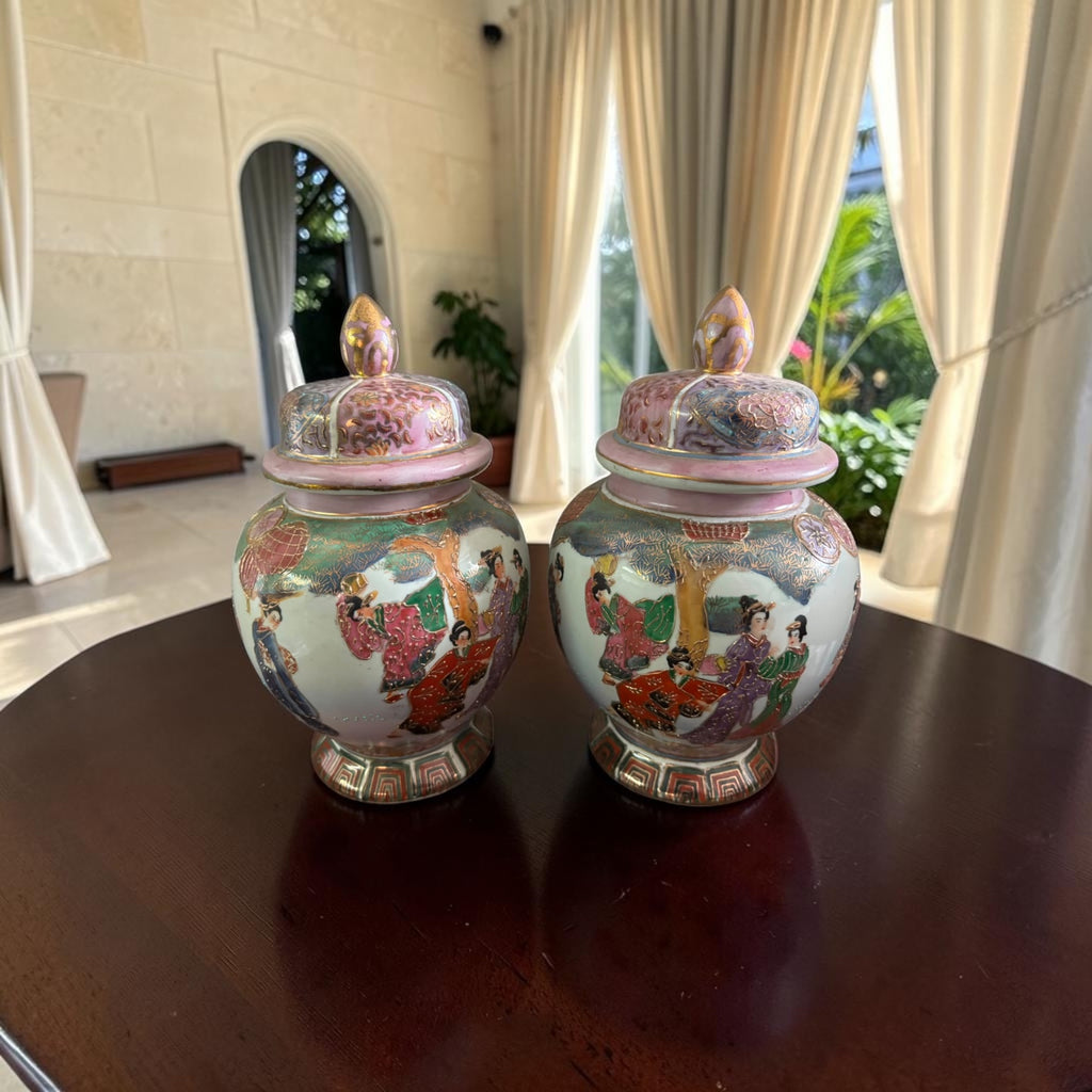 Chinoiserie Lidded Jar with Figurative Artwork – Distinctive Pink Tone