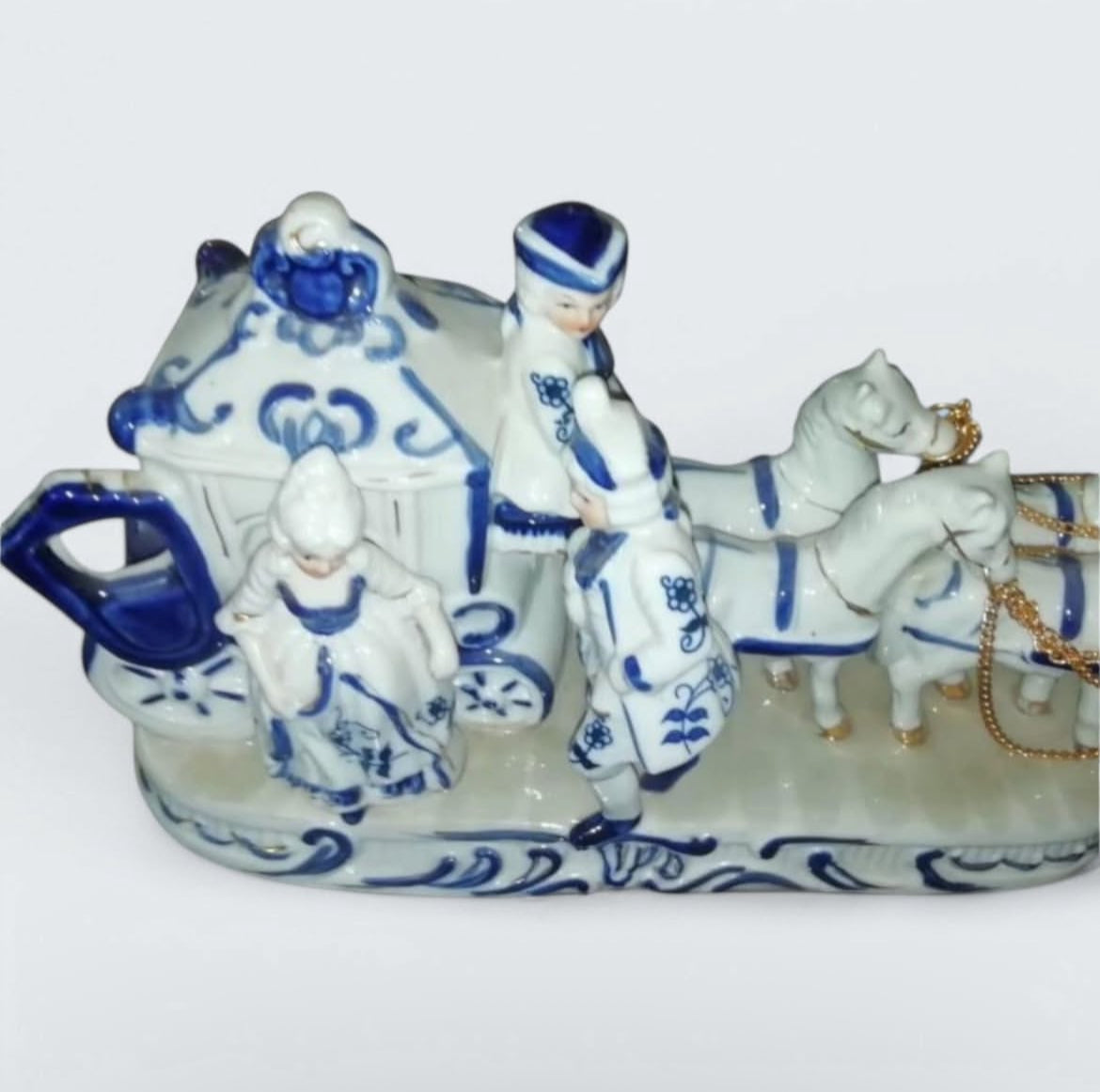 Porcelain Carriage Figurine: Bleu Blanc Elegance