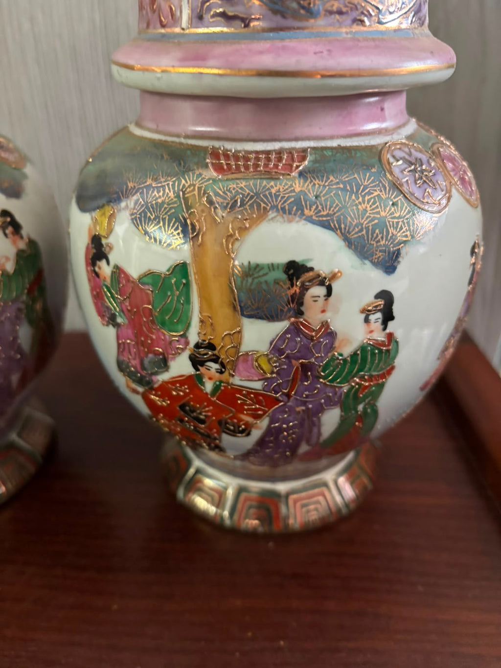 Chinoiserie Lidded Jar with Figurative Artwork – Distinctive Pink Tone