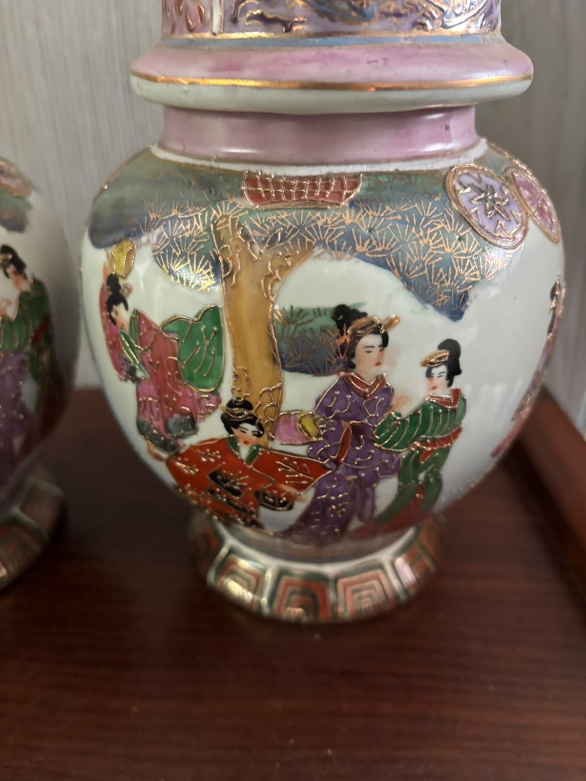 Chinoiserie Lidded Jar with Figurative Artwork – Distinctive Pink Tone