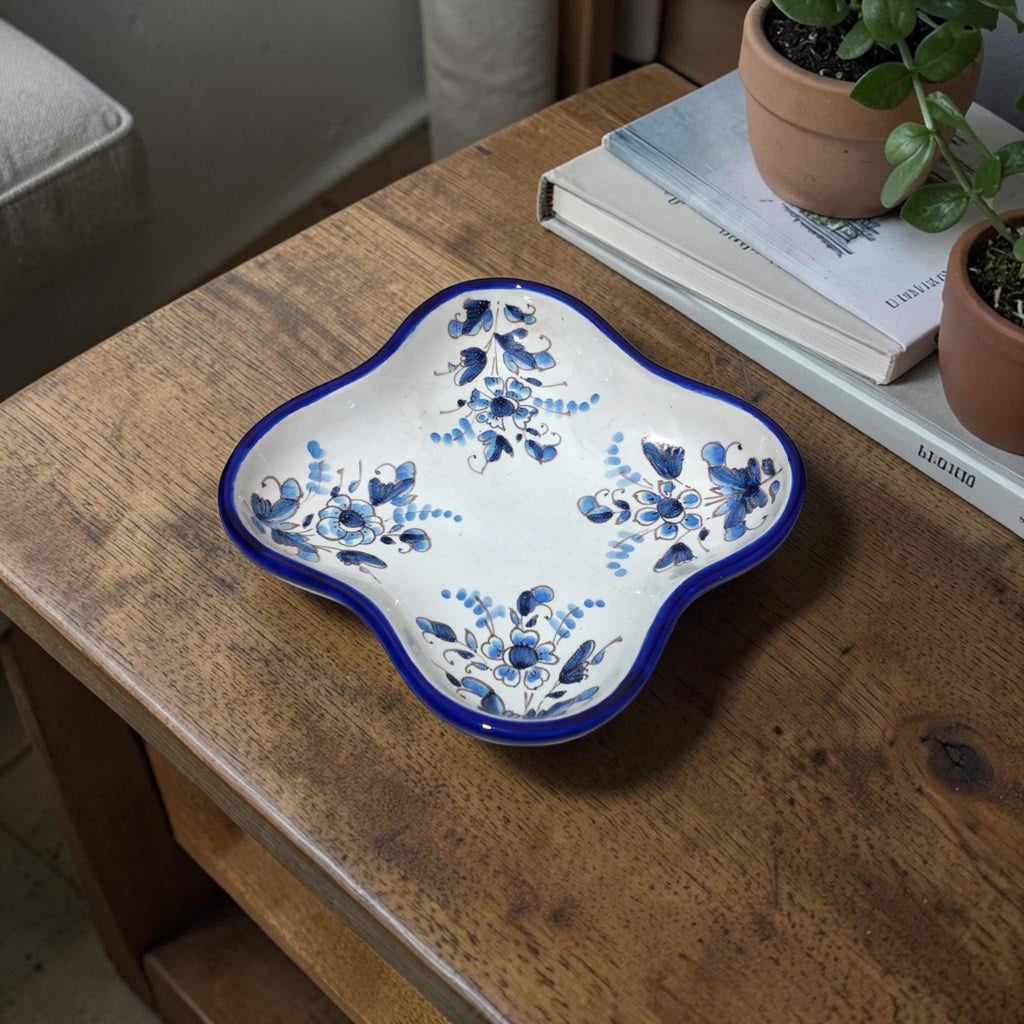 Greek Bleu Blanc Porcelain Flûteira – Floral Design