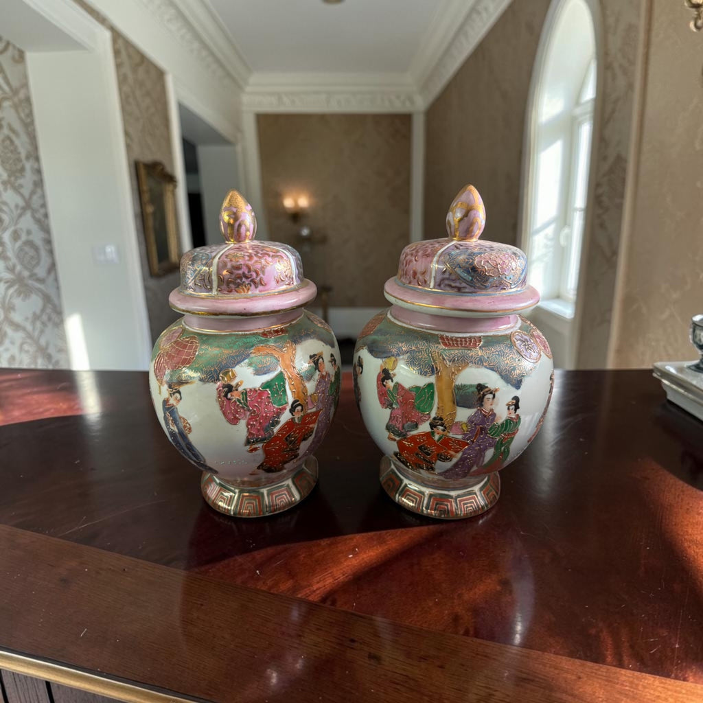 Chinoiserie Lidded Jar with Figurative Artwork – Distinctive Pink Tone