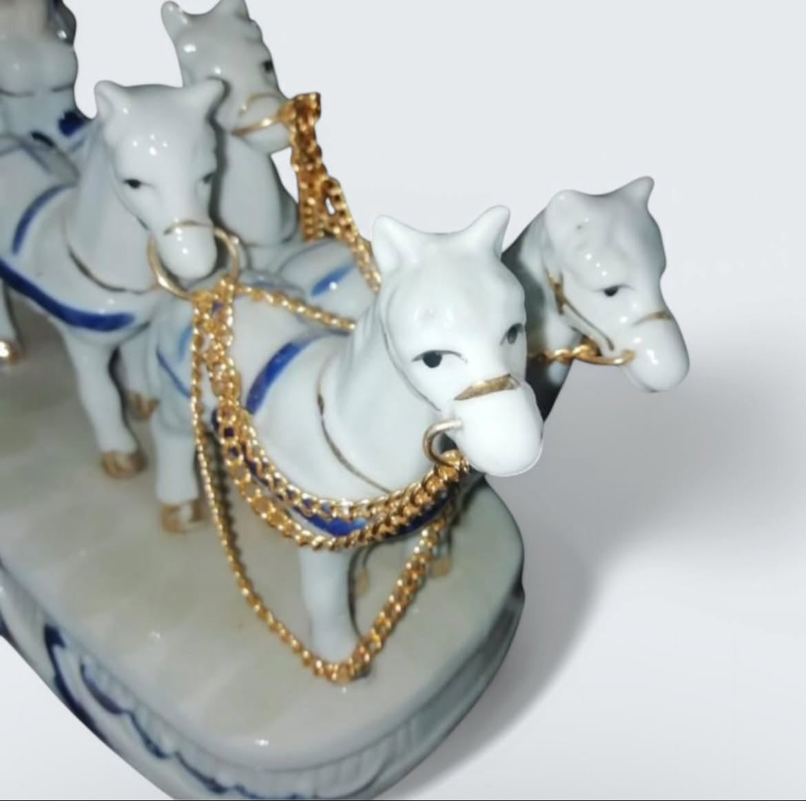 Porcelain Carriage Figurine: Bleu Blanc Elegance