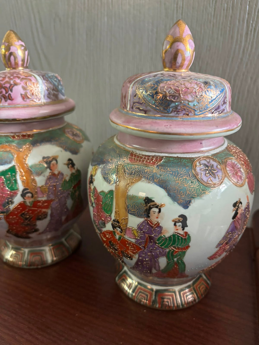 Chinoiserie Lidded Jar with Figurative Artwork – Distinctive Pink Tone