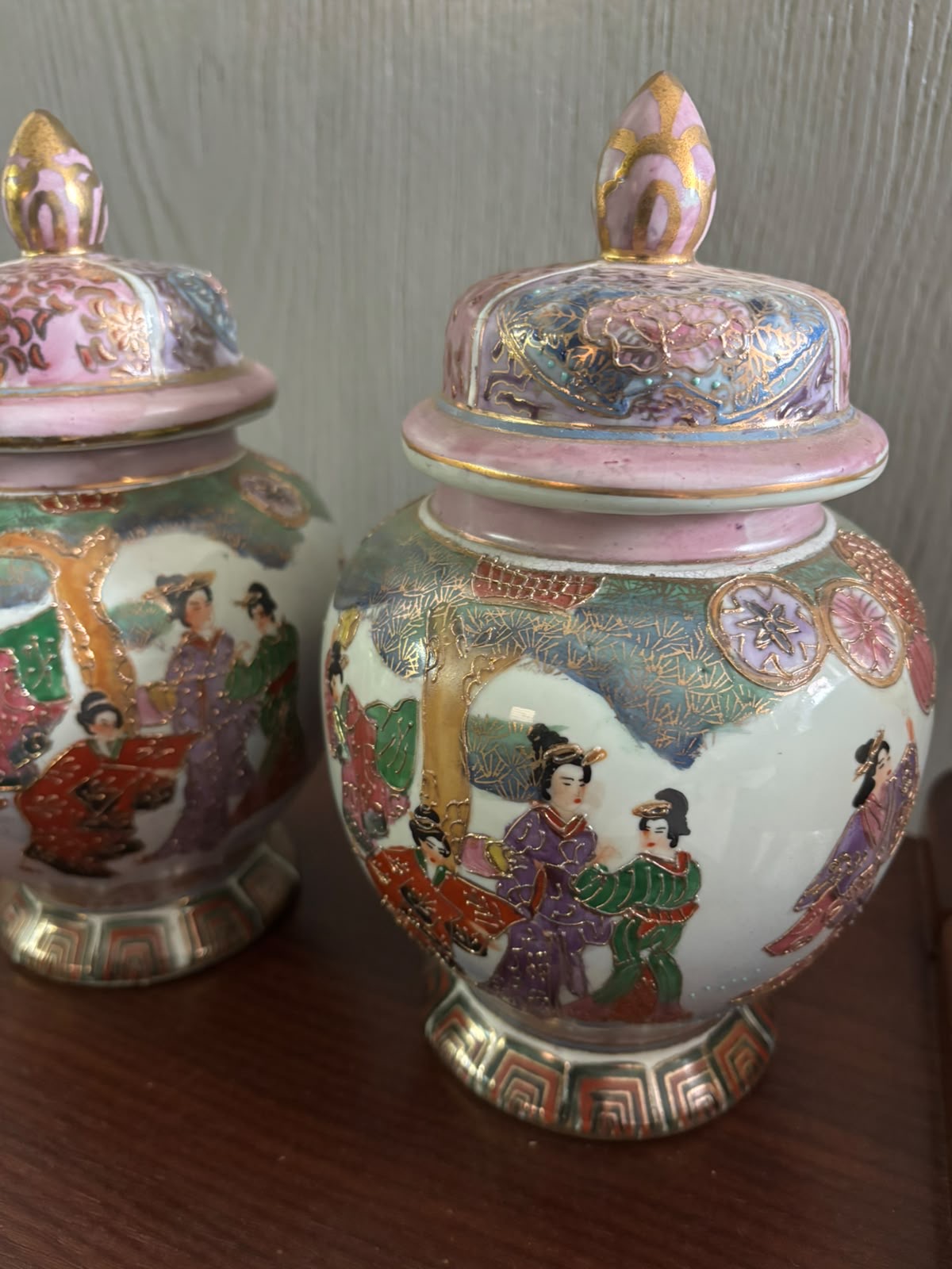 Chinoiserie Lidded Jar with Figurative Artwork – Distinctive Pink Tone
