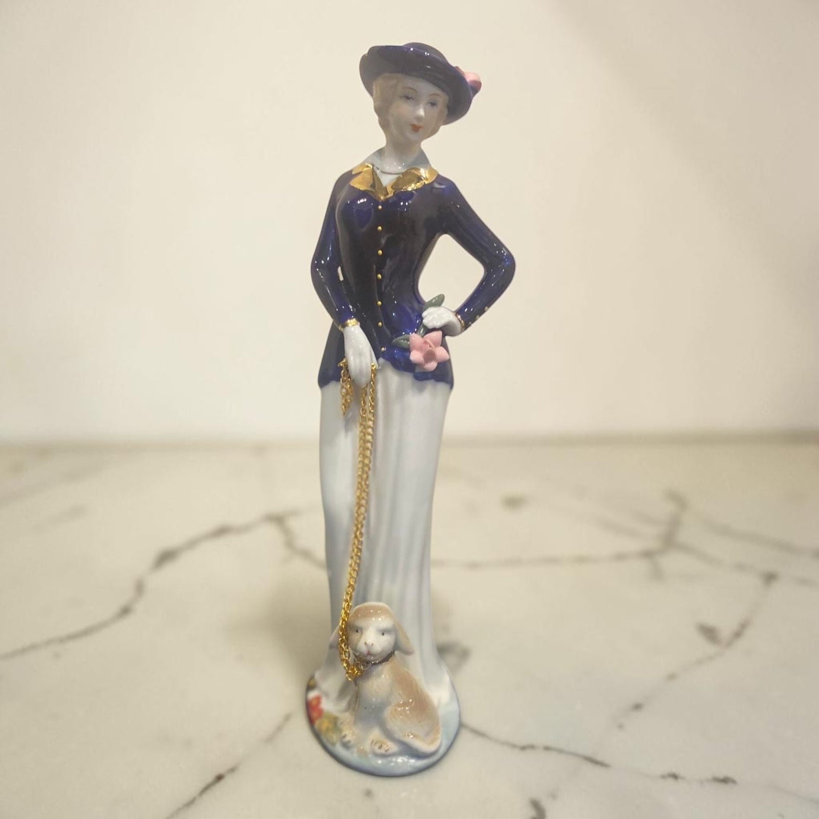 Bleu Blanc Lady Figurine