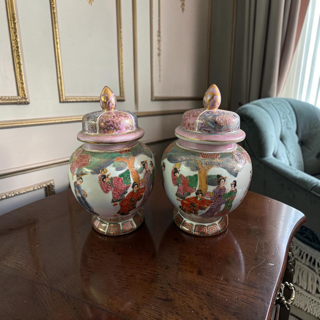 Chinoiserie Lidded Jar with Figurative Artwork – Distinctive Pink Tone