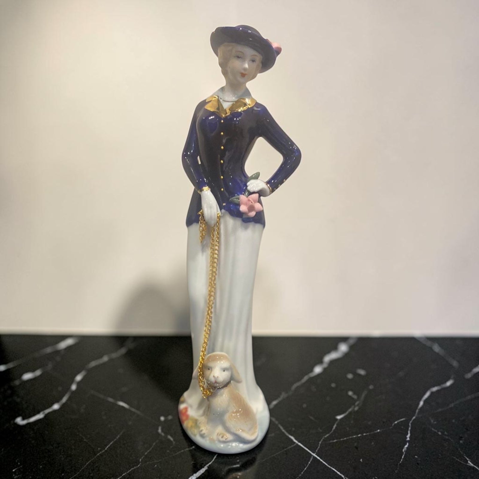 Bleu Blanc Lady Figurine