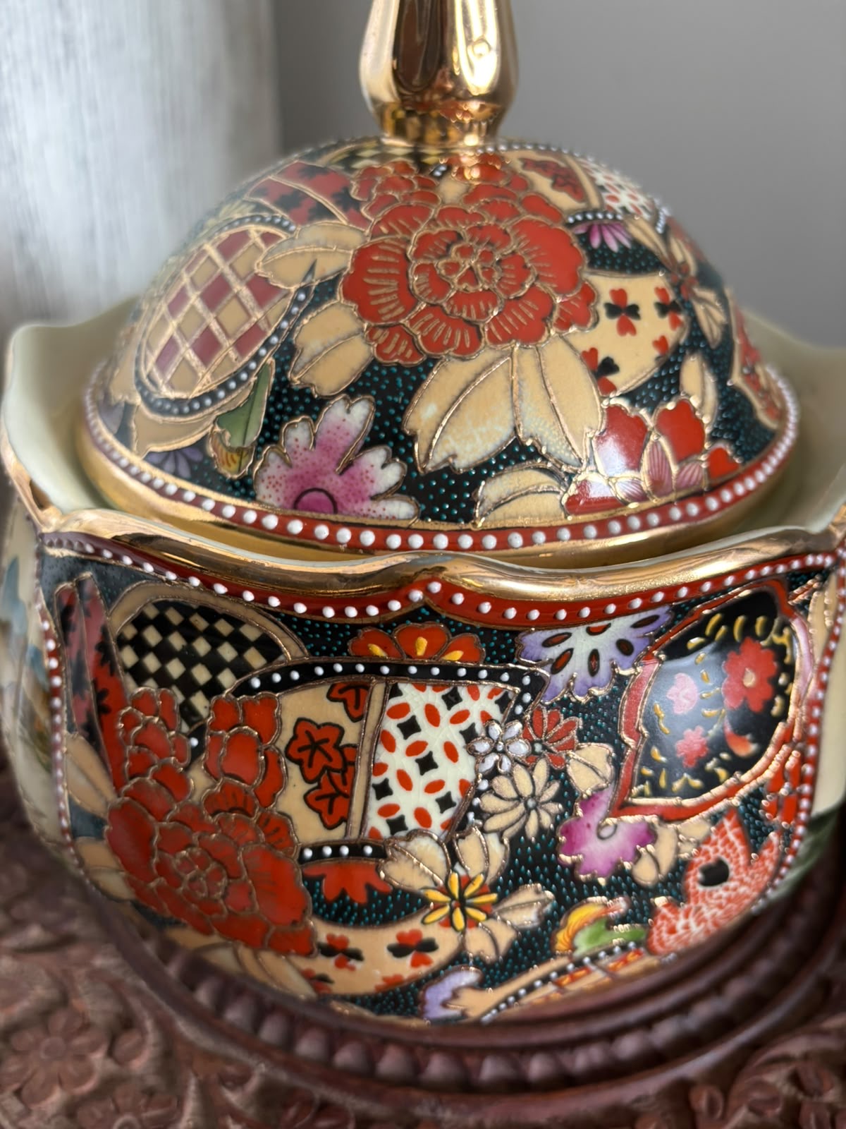Satsuma Chinoiserie Bonbonnière – Ladies & Floral Motifs