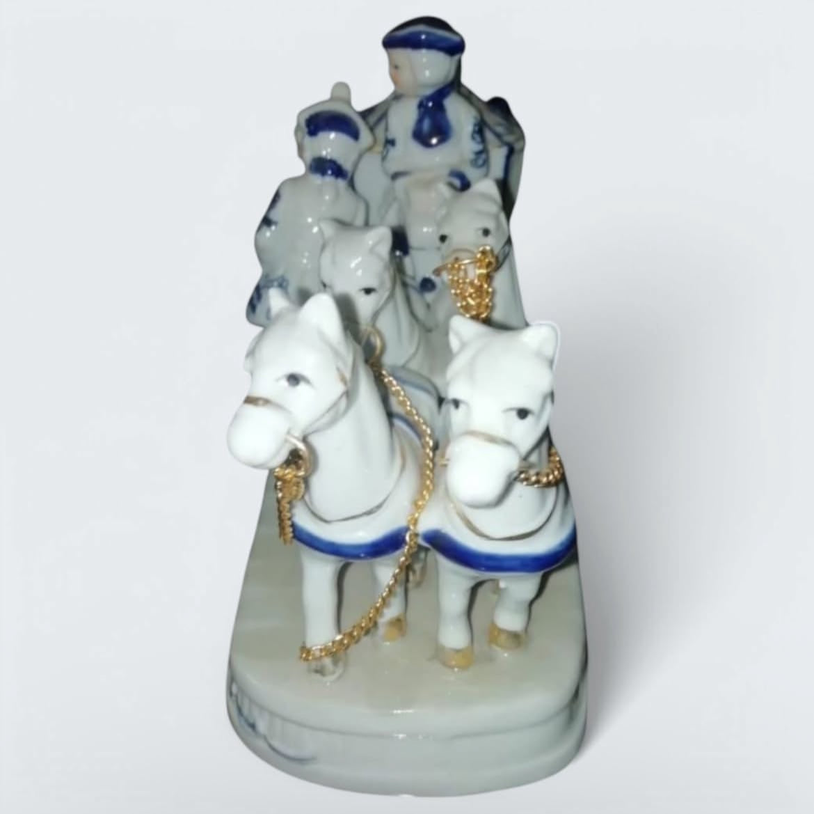 Porcelain Carriage Figurine: Bleu Blanc Elegance