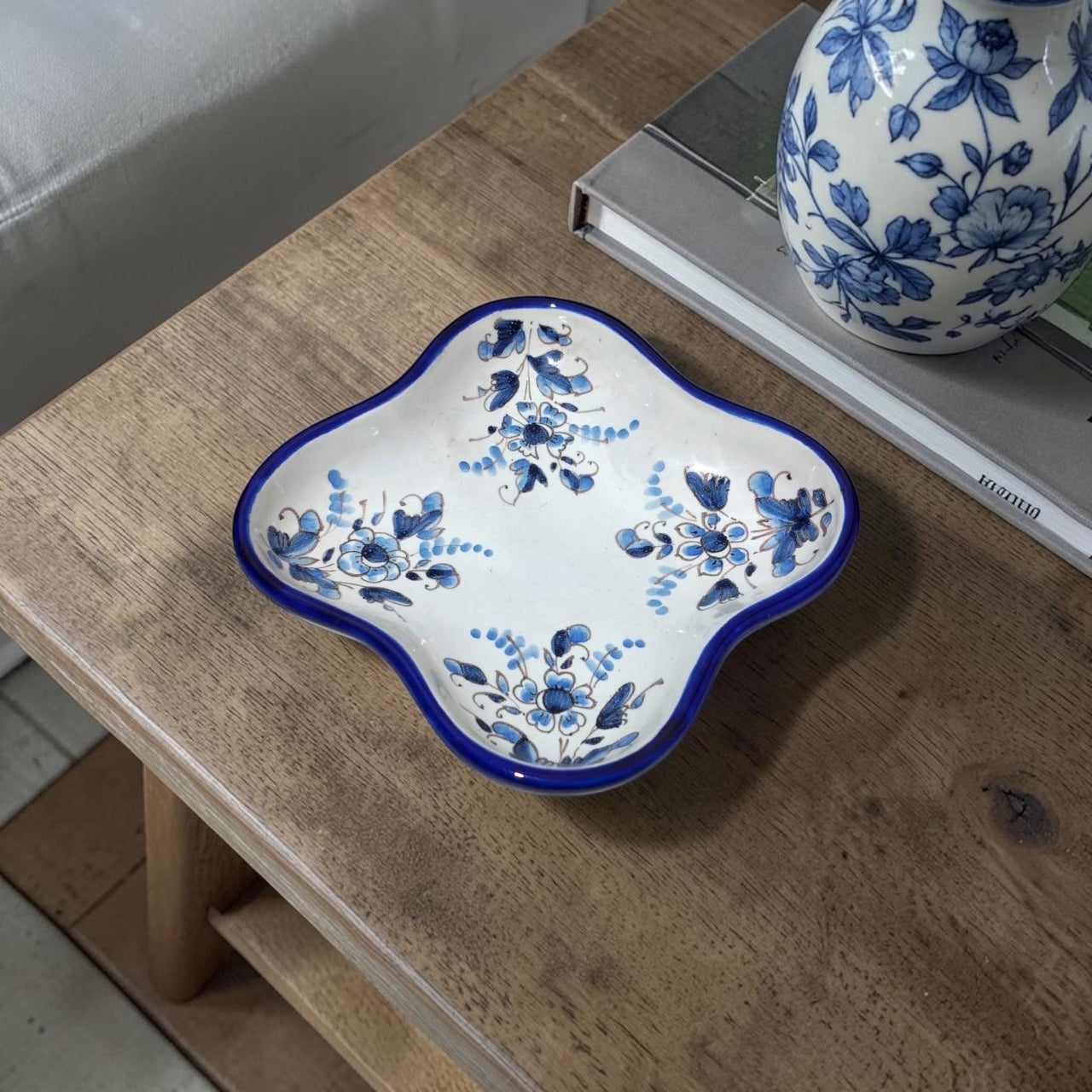 Greek Bleu Blanc Porcelain Flûteira – Floral Design