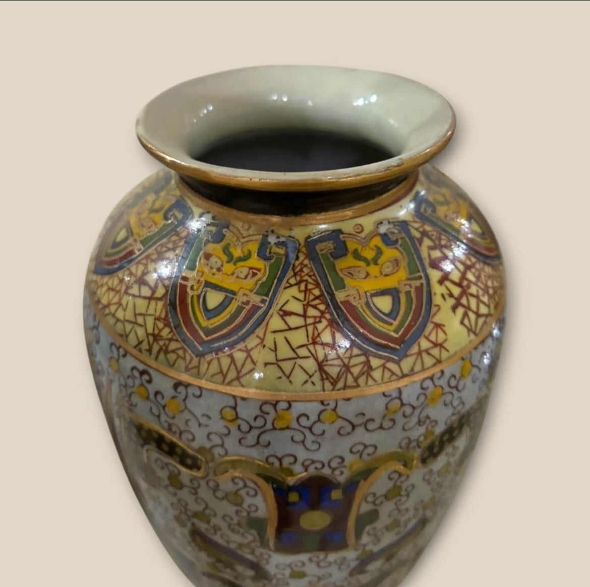 Chinoiserie Art Vase: Ornamental Eastern Elegance