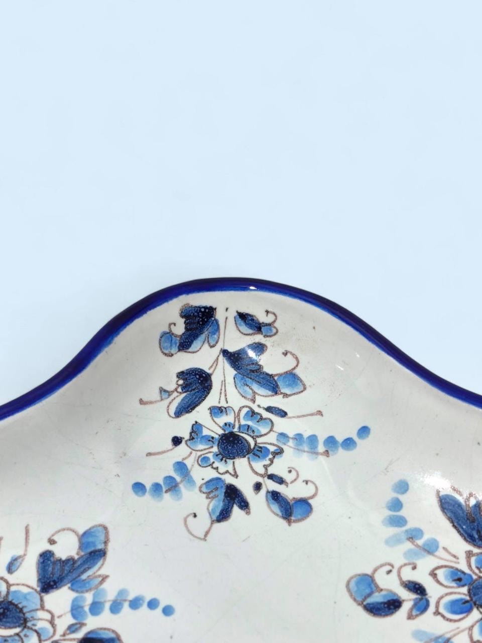 Greek Bleu Blanc Porcelain Flûteira – Floral Design