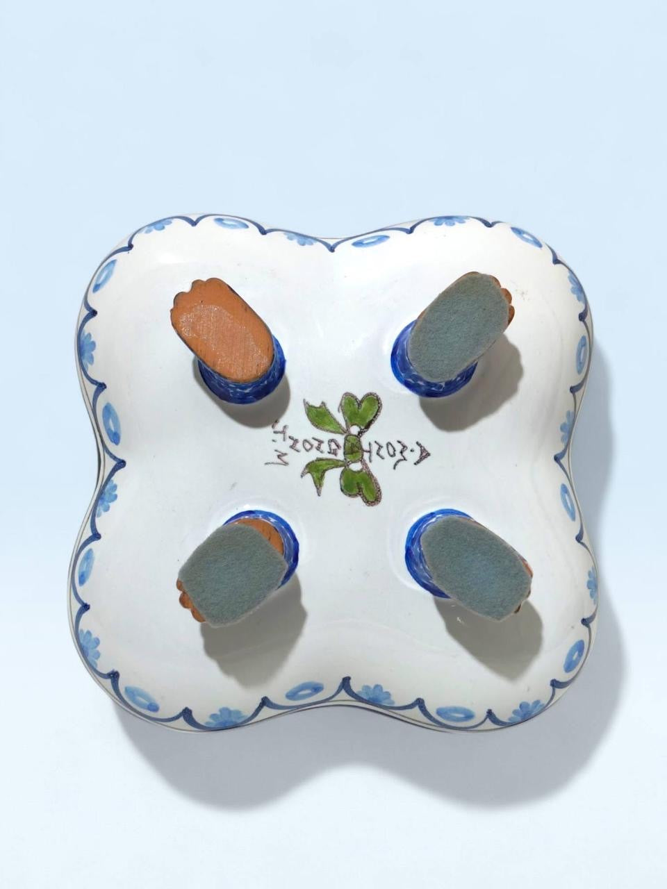 Greek Bleu Blanc Porcelain Flûteira – Floral Design