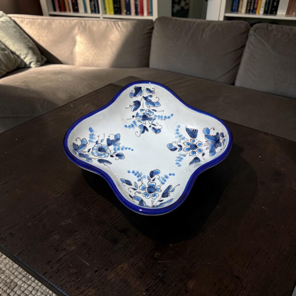 Greek Bleu Blanc Porcelain Flûteira – Floral Design