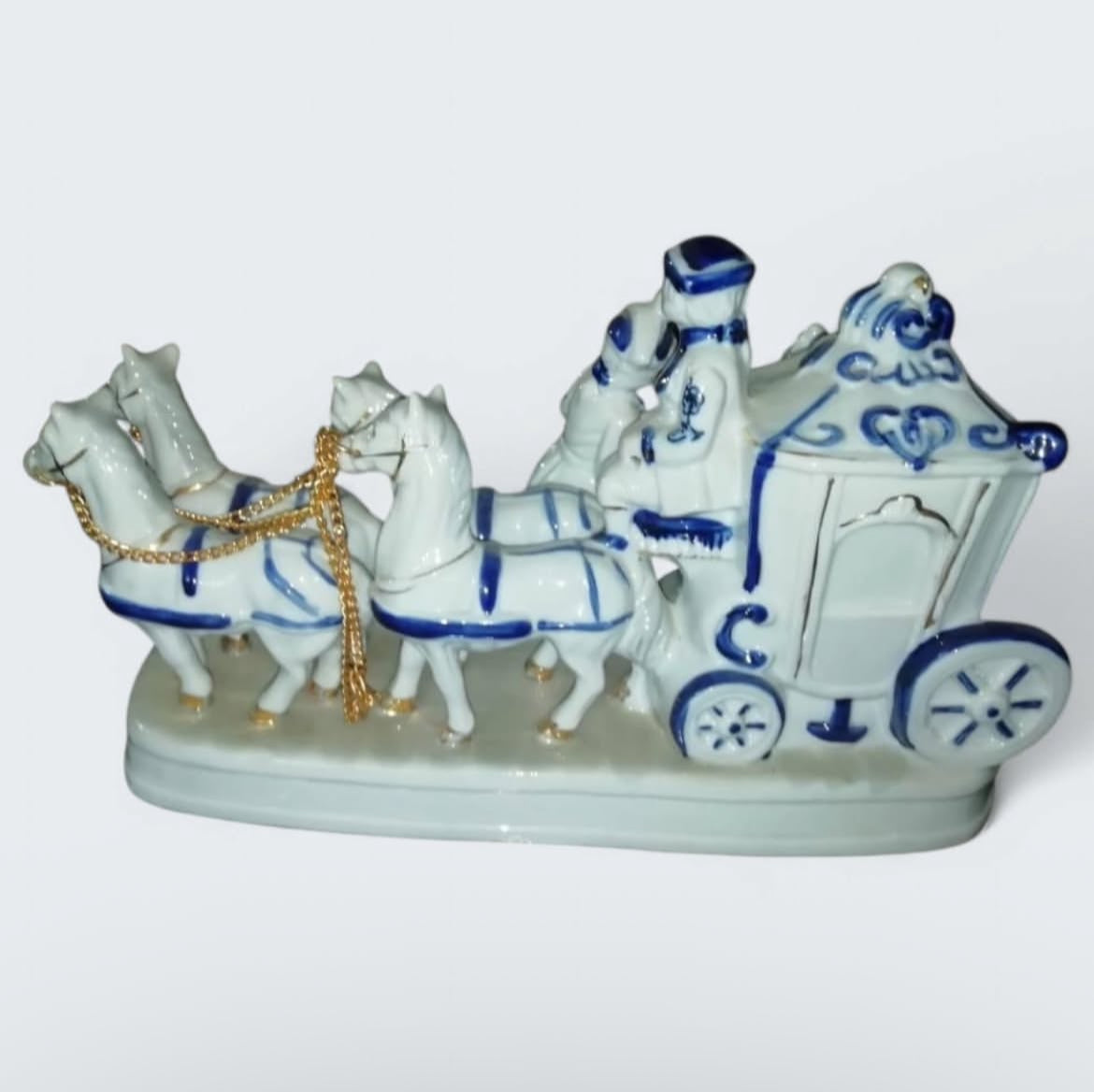 Porcelain Carriage Figurine: Bleu Blanc Elegance