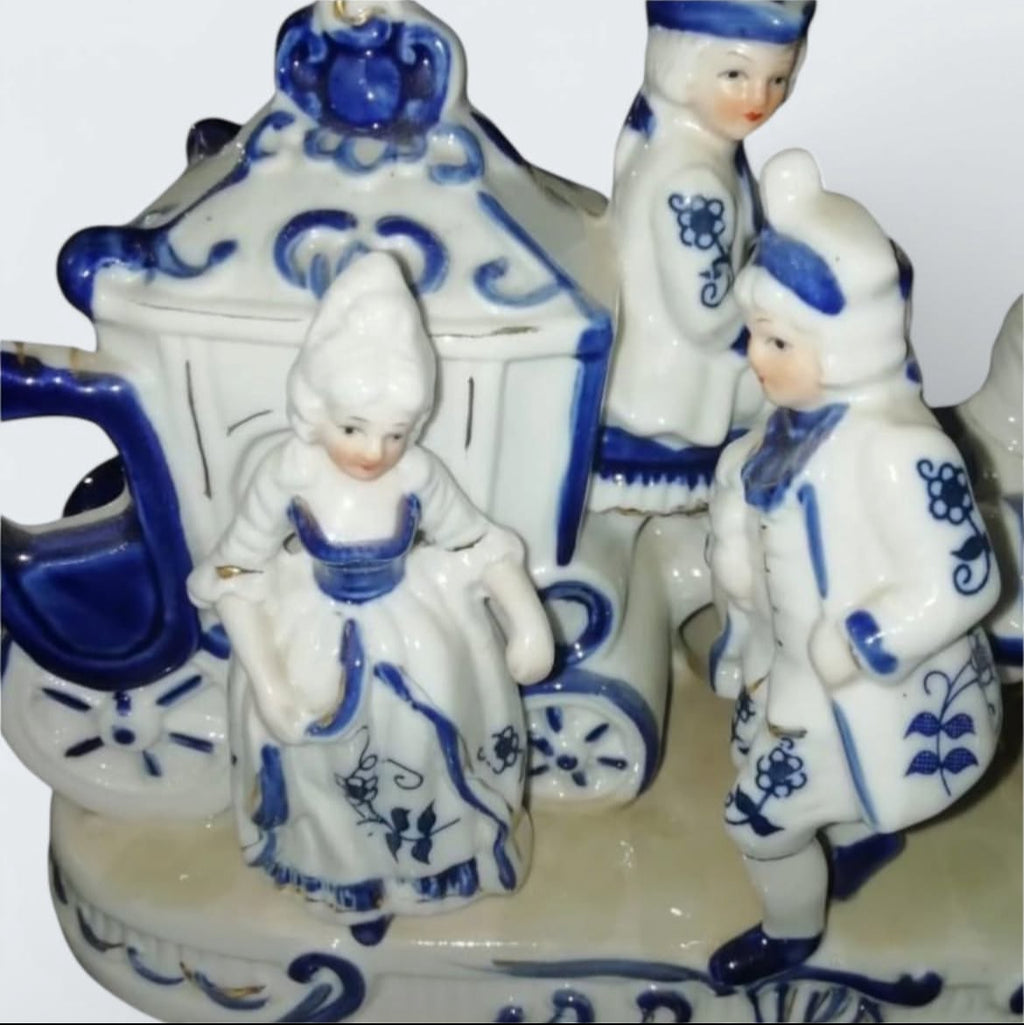 Porcelain Carriage Figurine: Bleu Blanc Elegance