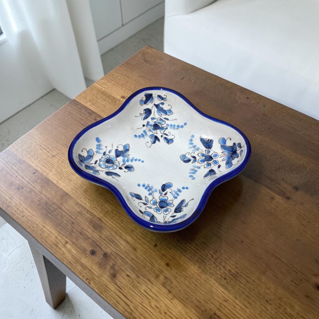 Greek Bleu Blanc Porcelain Flûteira – Floral Design