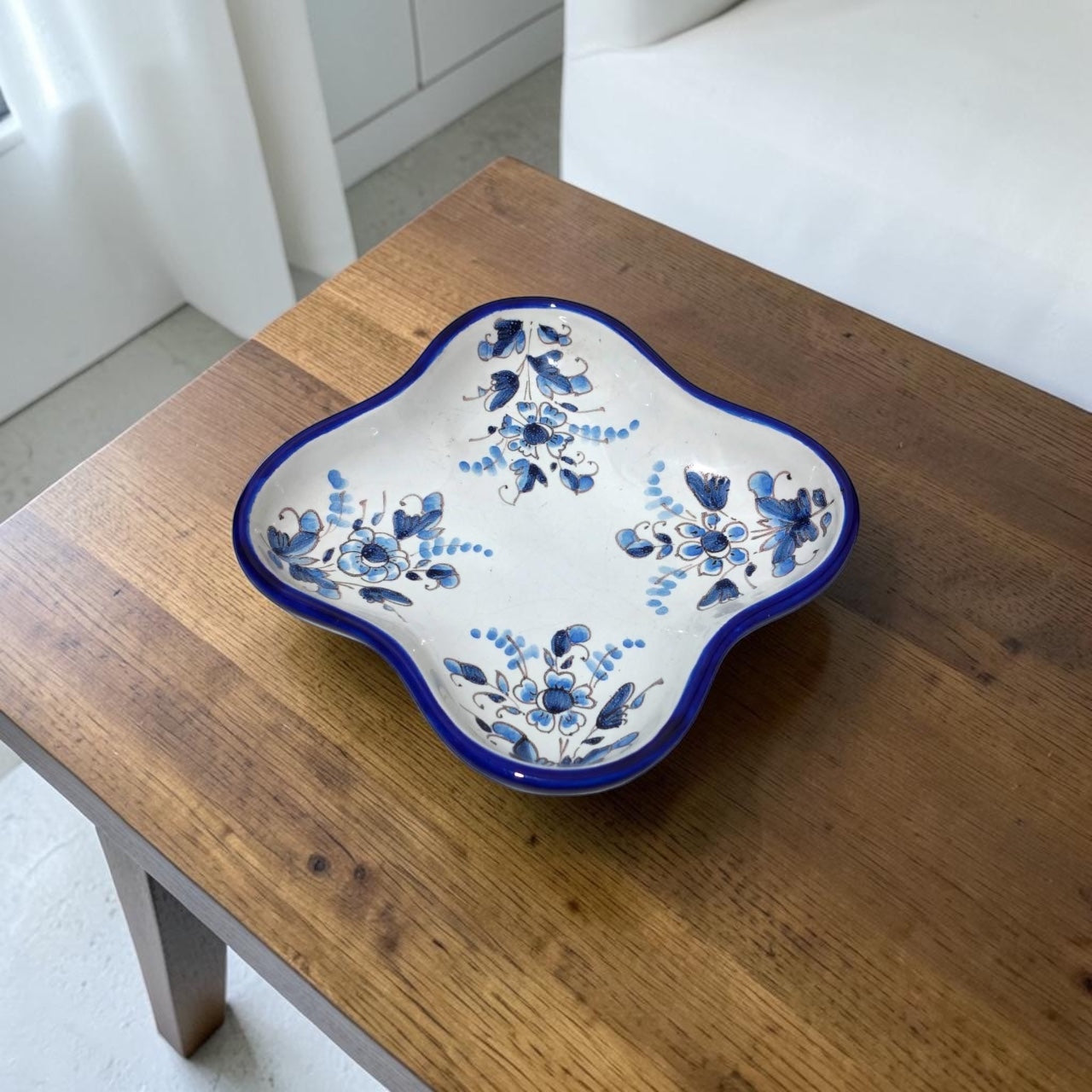 Greek Bleu Blanc Porcelain Flûteira – Floral Design